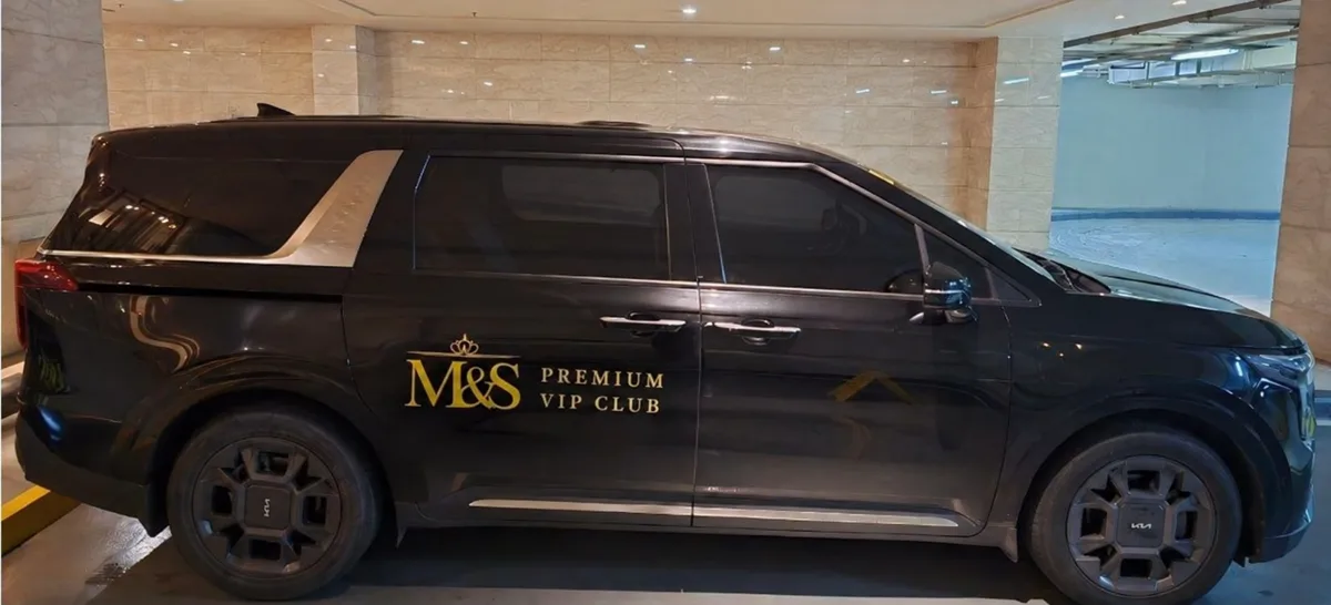 Автомобиль M&S Kia Carnival · Black